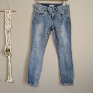 Free People Curvy Upper Fit and fitted tapered ankles style Light Wash 28